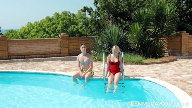 Блондинка доказала факт, что одного члена ей просто мало #1