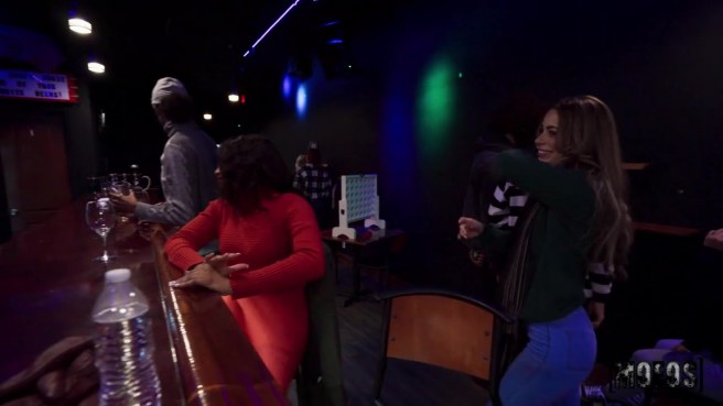 Тёлочка из боулинга, которая трахаться готова даже в публичном месте #3