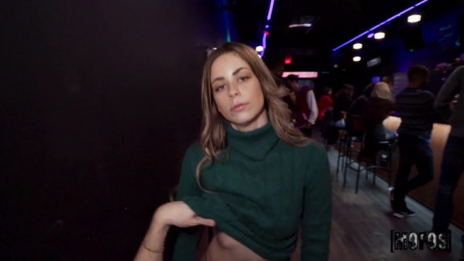 Тёлочка из боулинга, которая трахаться готова даже в публичном месте #8