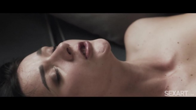 Обнажённые фигуристые лесбиянки хорошо знают, чем заняться вечером