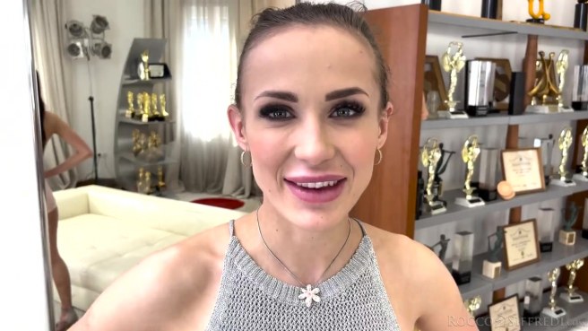 Симпатичная крошка, которая бесконечно долго готова удовлетворять любовника #1