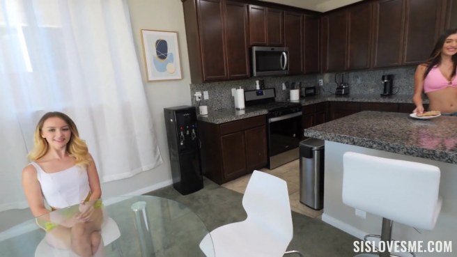 Две шалавы с идеальными задницами делят одного жеребца, превращая обычный вечер в огненный тройничок #3