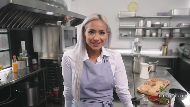 Неугомонная официантка, которая очень красиво смотрится сверху на члене #2