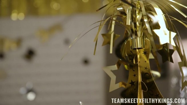 Красивая блондиночка, не в силах отказаться от огромного чёрного члена #1