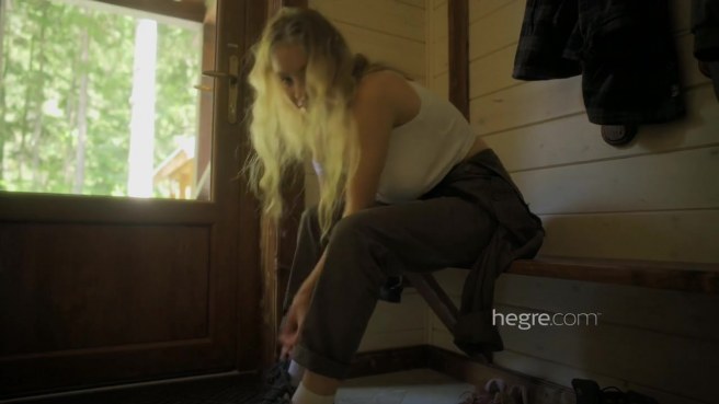 Шикарная грудастая цыпочка и её идеальное обнажение на свежем воздухе #2