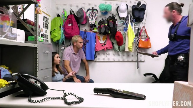 Если ты воровала в супермаркете, то готовься к сексу с охранниками #2