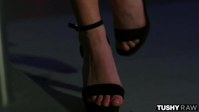 Реально большой ствол в разгорячённую до предела анальную дырочку #1