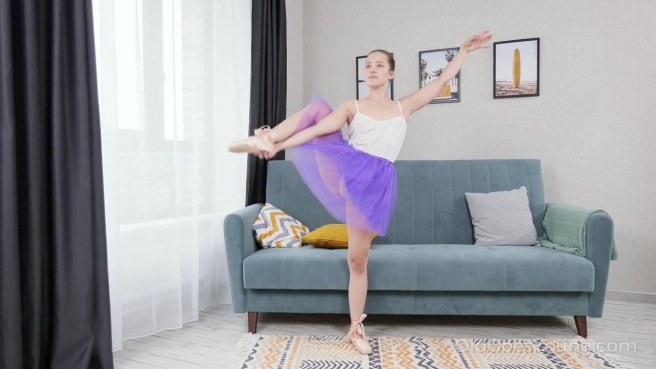 Старый, но, тем не менее, стоячий хуй для русской балерины #1