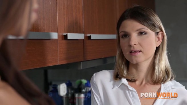 Тройничок без границ: пара развратниц с аппетитными попками разносит одного в жарком секс-угаре #1