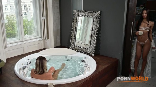 Тройничок без границ: пара развратниц с аппетитными попками разносит одного в жарком секс-угаре #2