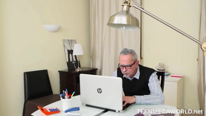 Пожилой преподаватель, у которого необходимо заработать хорошую оценку #1