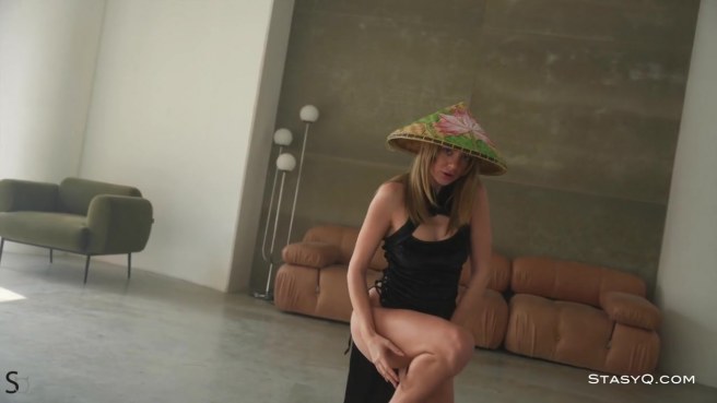 Невероятно романтическое обнажение девушки в соломенной шляпе #1