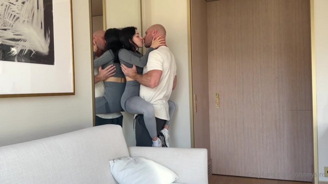 Лысый Джонни и его мастерство доводить девок до оргазма #1