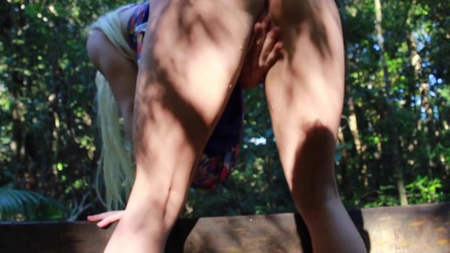 Девушка в парке вставляет плаг в очело и дрочит на перилах моста рукой клиторок #10
