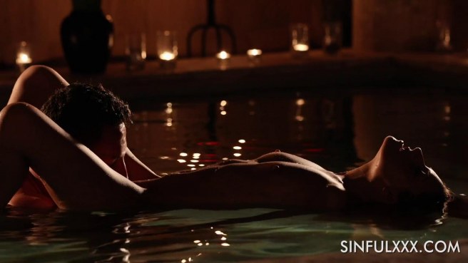 Романтический секс пары с оральными ласками в бассейне при свечах #3